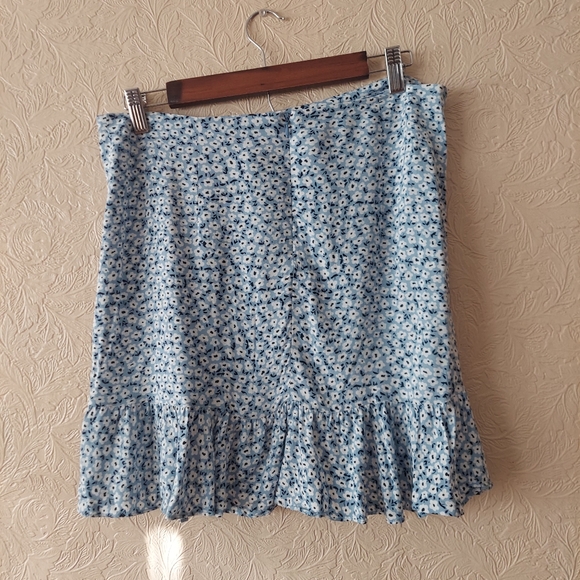 H&M blue floral mini ruffle skirt w/ ruched side Sz 12 - Picture 3 of 7